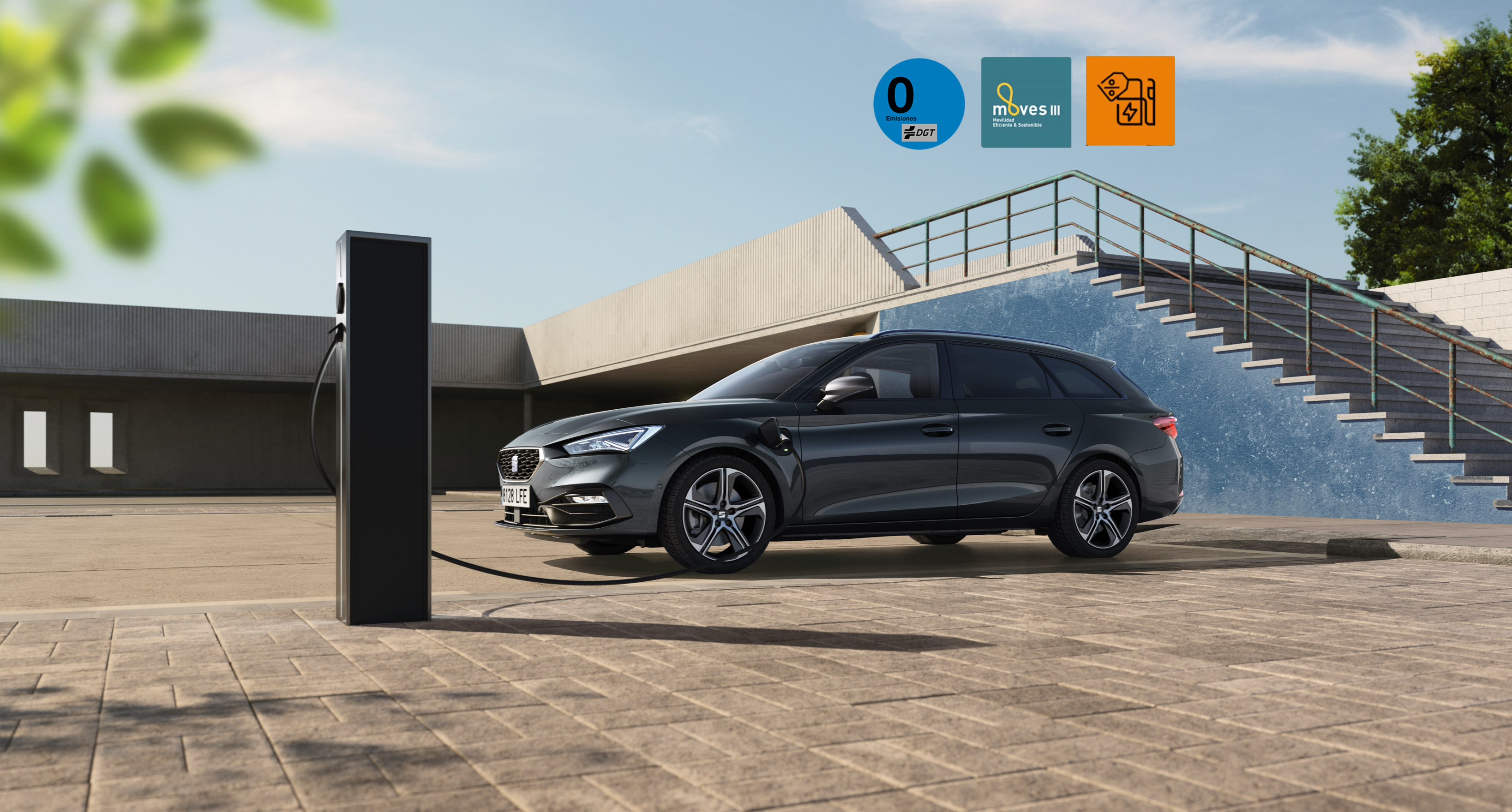 SEAT León Sportstourer e-Hybrid vista lateral con poste de carga